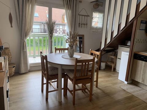 Duplex à 100m de la plage, balcon et parking gratuit - 4 pers. - FR-1-465-108 Apartment in Normandy