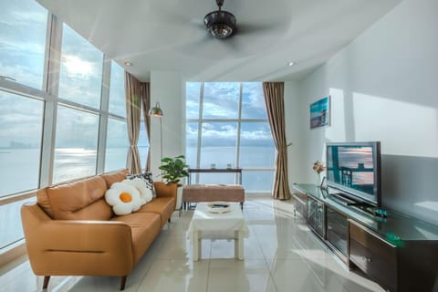 Communal lounge/ TV room, Natural landscape, TV and multimedia, Living room, Seating area, Evening entertainment, Sea view