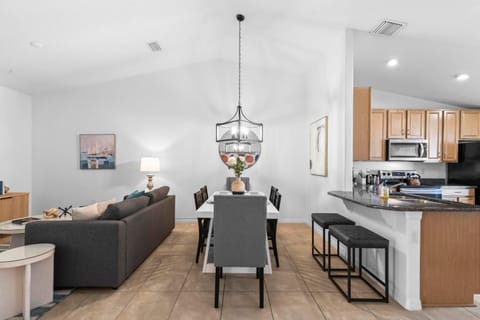 Beach House King Bed Pet Friendly! Fast Wi-Fi Netflix Garage House in Palm Coast