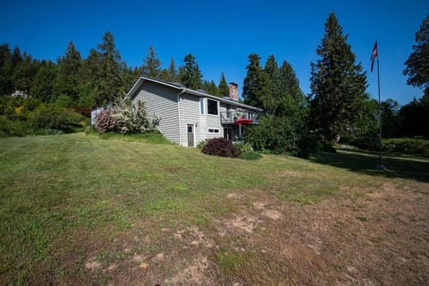 Waterfront Retreat, Beach Access, Group Friendly, Sleeps 14 House in Sechelt