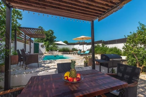 Kuća za odmor Laurus s bazenom House in Šibenik-Knin County, Croatia