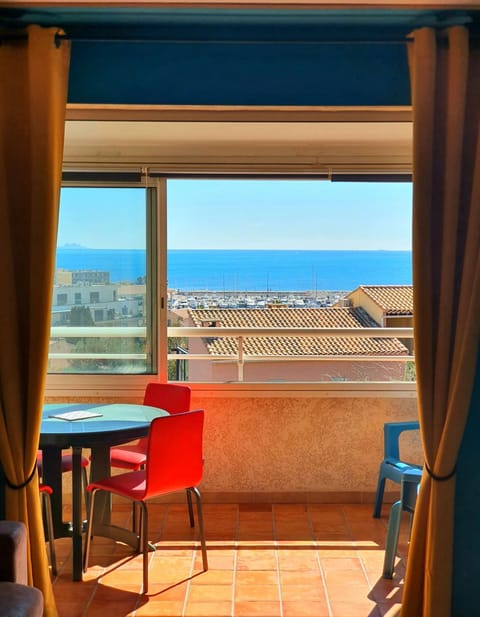 Day, View (from property/room), Dining area, Sea view