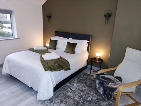 Bed, Bedroom, towels