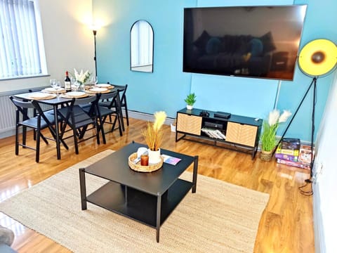 Communal lounge/ TV room, TV and multimedia, Living room, Seating area, Dining area, Evening entertainment