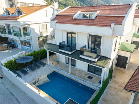 Property building, Patio, Day, Pool view, Swimming pool, sunbed