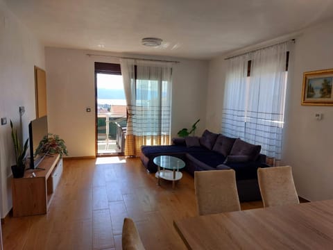 Communal lounge/ TV room, TV and multimedia, Living room, Seating area, Evening entertainment