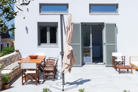 Property building, Day, Balcony/Terrace, Dining area