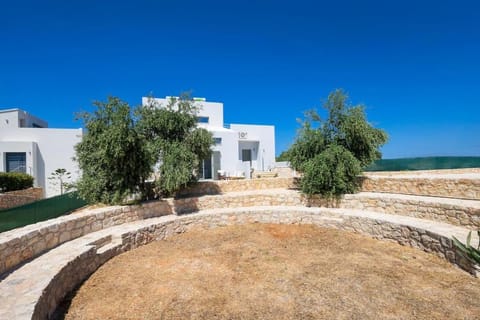 Property building, Day, Natural landscape, Garden, Garden view, Landmark view