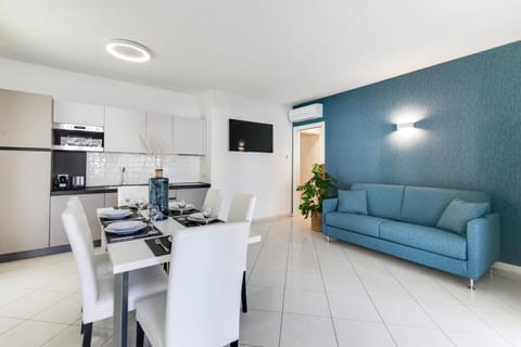 TV and multimedia, Kitchen or kitchenette, Living room, microwave, stove, air conditioner