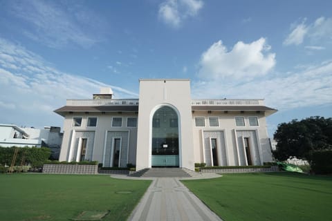 Property building, Facade/entrance, Day, Landmark view
