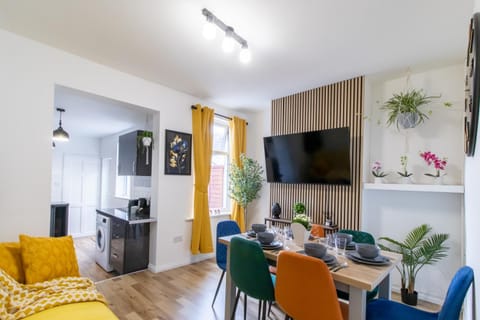 Open Mind Property - Luxury 5 Beds & Free Parking House in Portsmouth