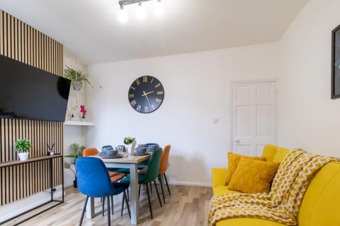 Open Mind Property - Luxury 5 Beds & Free Parking House in Portsmouth