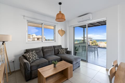 Patio, Natural landscape, View (from property/room), Balcony/Terrace, Living room, Seating area, Dining area