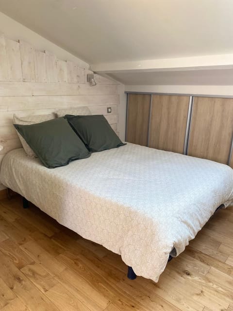 Bed, Photo of the whole room