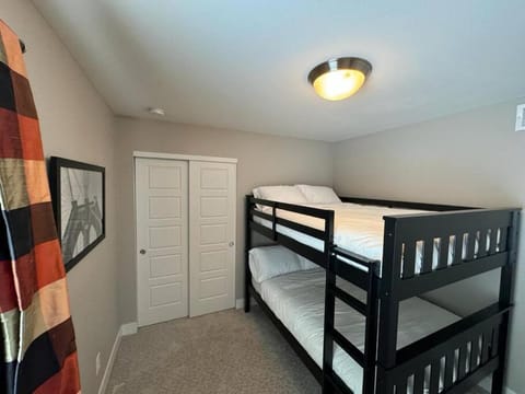 Luxury Home: Monthly Rental House Near Denver House in Englewood