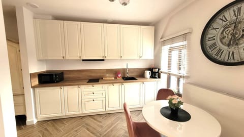 Kitchen or kitchenette, Dining area, minibar, stove
