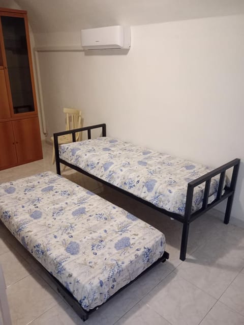 Bed, air conditioner