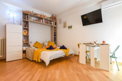 Bed, TV and multimedia, Living room, Photo of the whole room, Seating area, Dining area, wardrobe