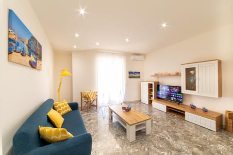 Communal lounge/ TV room, TV and multimedia, Living room