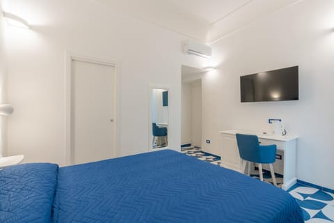 Bed, TV and multimedia, Photo of the whole room, Bedroom, hair dresser, air conditioner