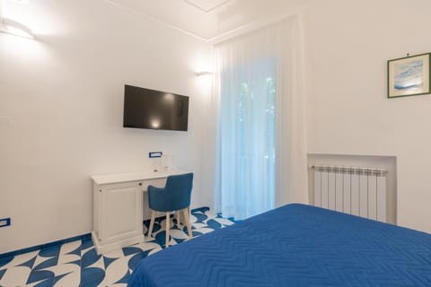 Bed, TV and multimedia, Photo of the whole room, Bedroom, hair dresser, internet