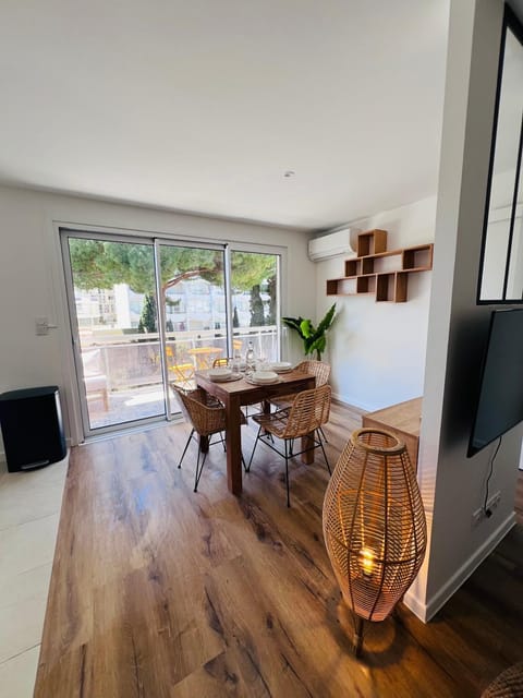 TV and multimedia, View (from property/room), Living room, Seating area, Dining area