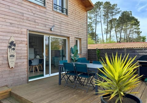 Property building, Patio, Garden, Balcony/Terrace, Balcony/Terrace, Dining area, Garden view