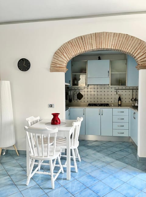 Kitchen or kitchenette, Dining area, stove