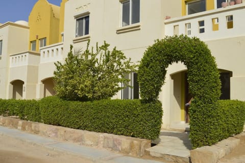 Property building, Facade/entrance, Day, Garden, Garden, Garden view, Landmark view, acessibility