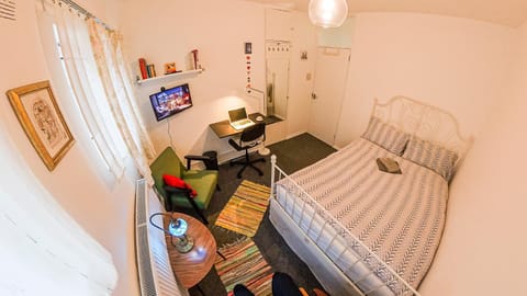 Bed, TV and multimedia, Photo of the whole room, Seating area, hair dresser