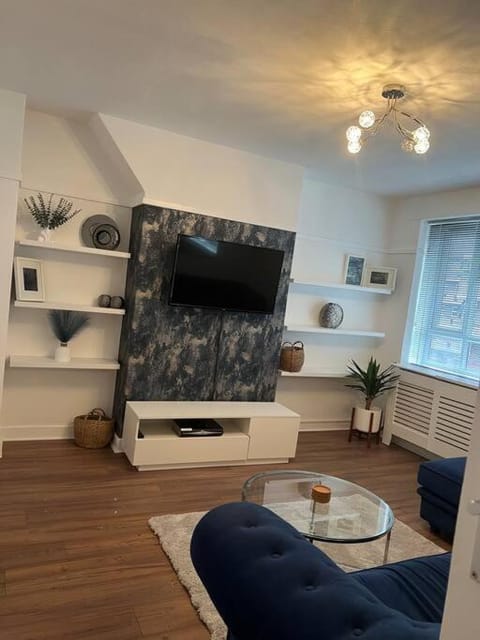 TV and multimedia, Living room, Seating area, Evening entertainment