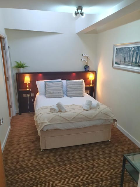 THE PENTHOUSE AT REGENT HOUSE Light and airy top floor with lift access 1 bedroom en-suite luxury apartment ULTRA CENTRAL LOCATION Apartment in Harrogate