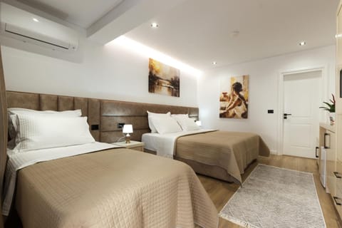 Bed, Photo of the whole room, Bedroom, air conditioner