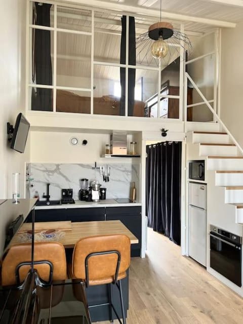 Kitchen or kitchenette, Dining area, minibar, pet friendly, stove, toaster