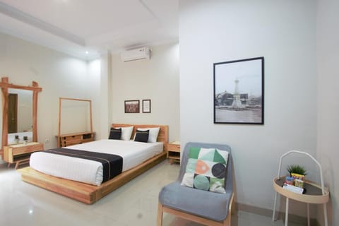 Bed, Seating area, Bedroom