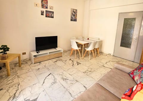 Communal lounge/ TV room, TV and multimedia, Living room, Seating area, Dining area, Evening entertainment