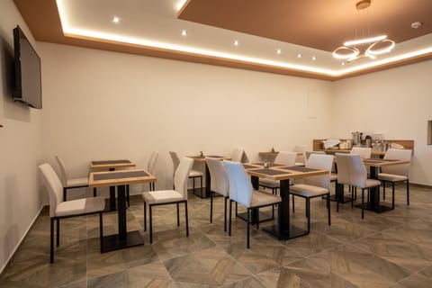 Restaurant/places to eat, Seating area