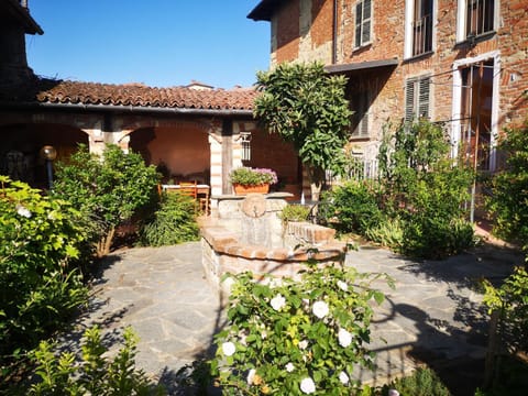 Property building, Patio, Spring, Day, Garden, Garden view