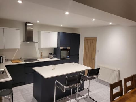Kitchen or kitchenette, Dining area, stove