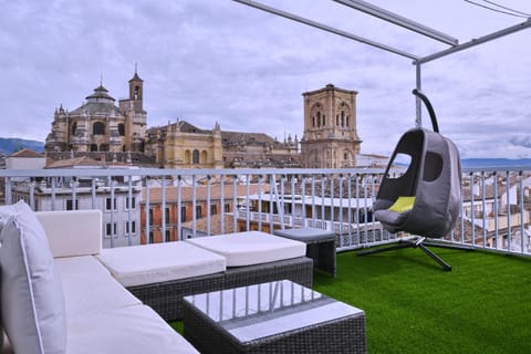 View (from property/room), Balcony/Terrace, Seating area, City view, Mountain view