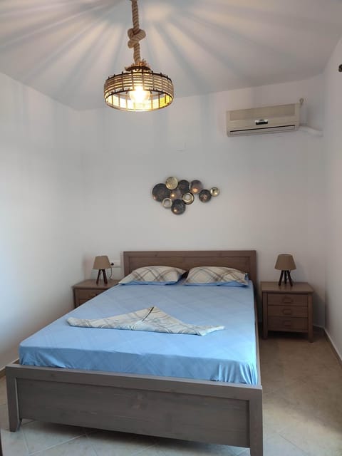 Bed, Photo of the whole room, Bedroom, air conditioner