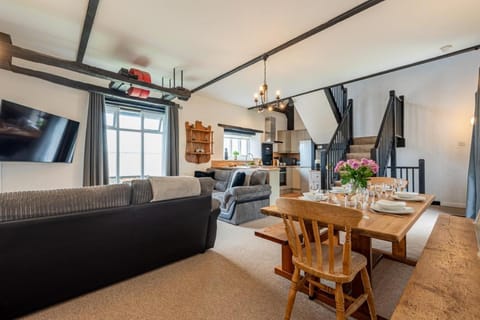 Communal lounge/ TV room, Kitchen or kitchenette, Living room, Seating area, Dining area, Evening entertainment