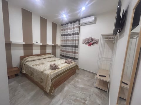 Shower, Toilet, Bed, Bathroom, Kitchen or kitchenette, Photo of the whole room, Dining area, Bedroom, Breakfast, Dinner, locker, pet friendly, stove, towels, washing machine, kitchen, air conditioner