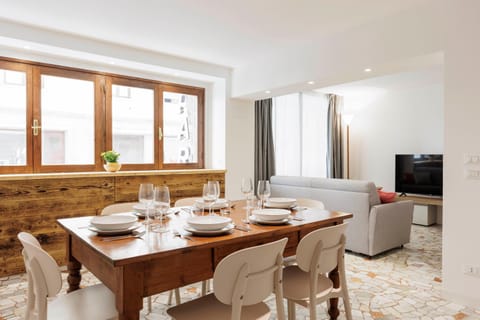 TV and multimedia, Living room, Seating area, Dining area