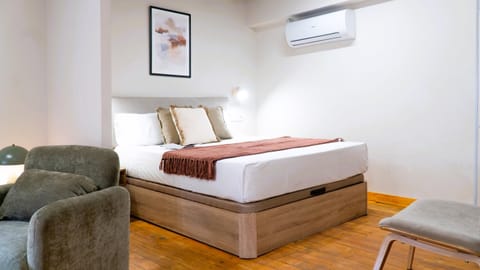 Bed, Photo of the whole room, Bedroom, air conditioner