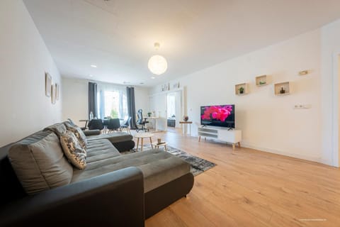 Communal lounge/ TV room, TV and multimedia, Living room, Seating area, Evening entertainment