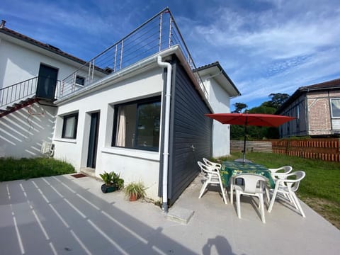 Property building, Patio, Day, View (from property/room), Balcony/Terrace, Dining area