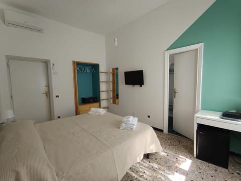Bed, TV and multimedia, Photo of the whole room, Bedroom, towels, wardrobe, air conditioner