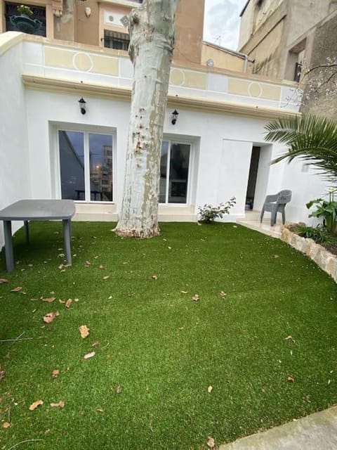 Rez de jardin vue mer Apartment in Marseille