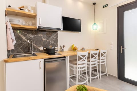 TV and multimedia, Kitchen or kitchenette, Dining area, stove